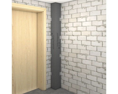 Izolačný L-prvok Swisspor pre roh steny vedľa dvernej zárubne, upevnený kovovými úhelníkmi na tehlovej stene.