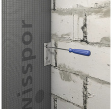 Skrutkovač upevňuje kovovú montážnu dosku na sivú stavebnú dosku na bielej stene.