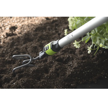 Záhradný kyprič s násadou kypri pôdu pri rastlinách.