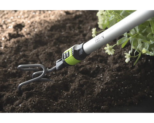 Záhradný kyprič s násadou kypri pôdu pri rastlinách.