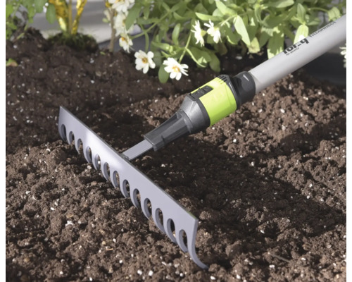 Záhradné hrable For_q s prípojkou Fitconnect na tmavej pôde vo svetlom, upravenom záhone.