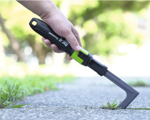 Škrabka na škáry for_q fitconnect pri odstraňovaní buriny medzi dlaždicami v záhrade.