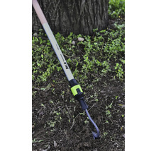 Násada na záhradné náradie for_q fitconnect z hliníka a dreva, dĺžka sto tridsať centimetrov, s nástavcom v zemi v záhrade.