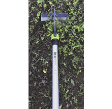 Kyvná motyka for_q fitconnect s hliníkovou násadou s dĺžkou 150 centimetrov na pôde s burinou.