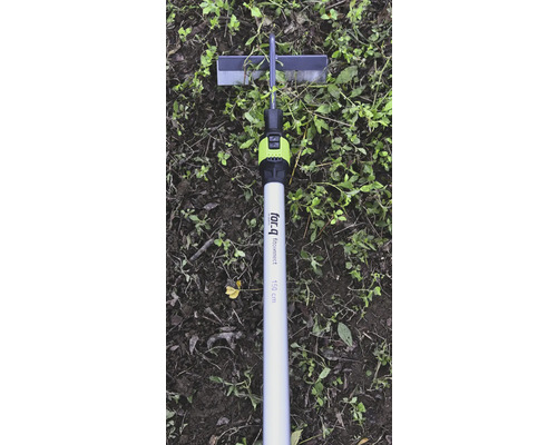 Kyvná motyka for_q fitconnect s hliníkovou násadou s dĺžkou 150 centimetrov na pôde s burinou.