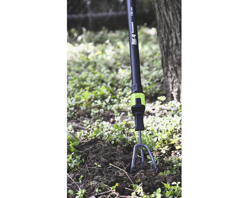 Kultivátor for.q fitconnect s násadou 130 centimetrov kyprí pôdu v záhrade.