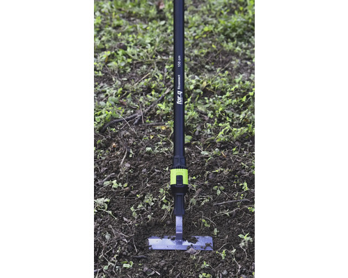 Násada for_q fitconnect s nástavcom na burinu z kovu v pôde, dĺžka stopäťdesiat centimetrov.