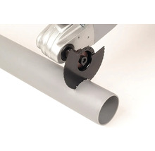 Multifunkčné náradie s kotúčovou pílou reže plastovú rúru.