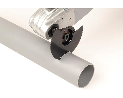 Multifunkčné náradie s kotúčovou pílou reže plastovú rúru.