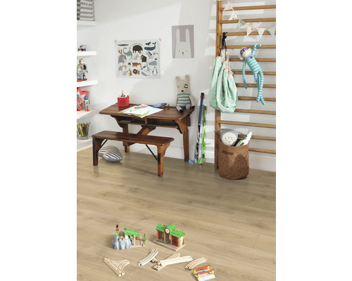 Svetlá detská izba s laminátovou podlahou vo vzhľade duba, dreveným písacím stolom, rebrinou a hračkami na podlahe.