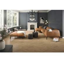 Priestranná moderná obývacia izba s podlahou v dekore dreva so vzorom rybej kosti, stenami s ozdobnými lištami, koženou pohovkou a krbom.