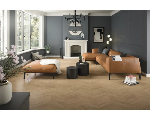 Priestranná moderná obývacia izba s podlahou v dekore dreva so vzorom rybej kosti, stenami s ozdobnými lištami, koženou pohovkou a krbom.