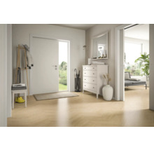 Svetlá, moderná predsieň s bielymi dverami, svetlou podlahou so vzorom rybej kosti, bielou komodou a dreveným vešiakom.