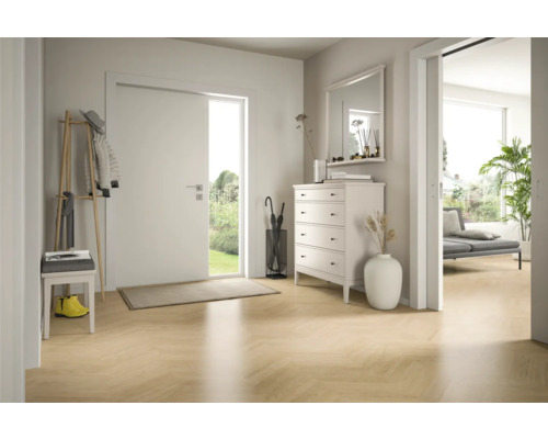 Svetlá, moderná predsieň s bielymi dverami, svetlou podlahou so vzorom rybej kosti, bielou komodou a dreveným vešiakom.