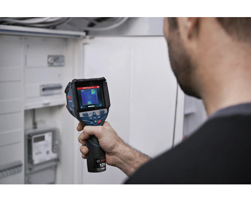 Osoba kontroluje elektrickú inštaláciu v rozvádzači pomocou termovíznej kamery Bosch.