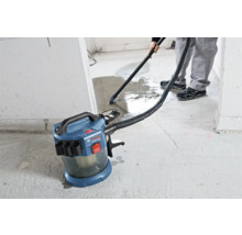 Akumulátorový vysávač na mokré a suché vysávanie Bosch Professional pri vysávaní vody z betónovej podlahy.