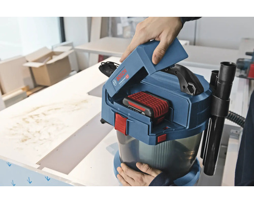 Akumulátorový vysávač na mokré a suché vysávanie Bosch Professional GAS 18V-10 L s 18 voltovým akumulátorom a otvoreným krytom batérie.
