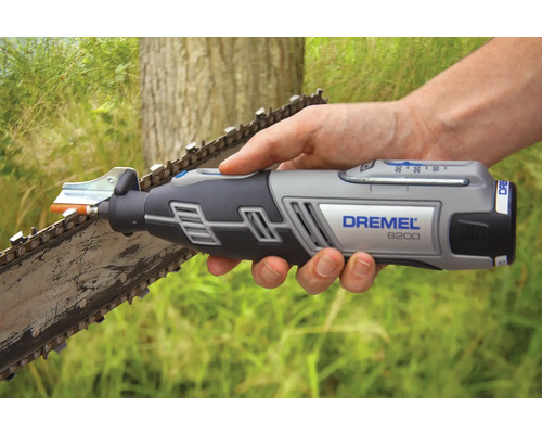 Akumulátorové multifunkčné náradie Dremel 8200 pri brúsení pílovej reťaze vonku.