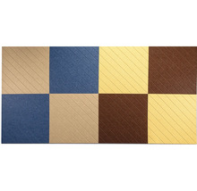 Akustické panely s diagonálnou drážkovanou štruktúrou v béžovej, modrej, žltej a hnedej farbe ako nástenná dekorácia.