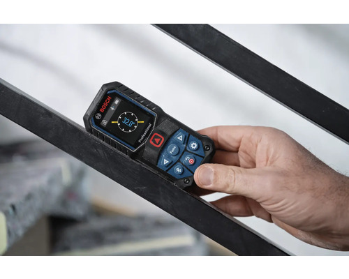 Laserový diaľkomer Bosch Professional meria sklon 32 stupňov na kovovom zábradlí.