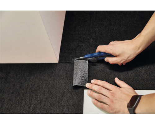 Pokládka koberca: zarezávanie krytiny pri rohu steny pomocou odlamovacieho noža.