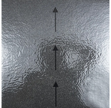 Štruktúrovaný sivý povrch s tromi čiernymi šípkami znázorňujúcimi smer pokládky.