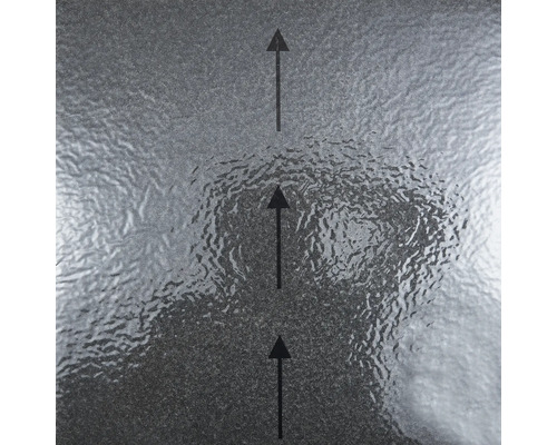 Štruktúrovaný sivý povrch s tromi čiernymi šípkami znázorňujúcimi smer pokládky.