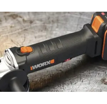 Detailný pohľad na uhlovú brúsku Worx s ergonomickou rukoväťou, posuvným spínačom a Worx Logo.