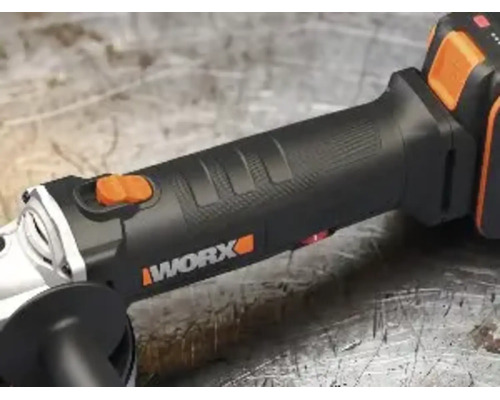 Detailný pohľad na uhlovú brúsku Worx s ergonomickou rukoväťou, posuvným spínačom a Worx Logo.