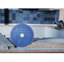Pílový kotúč Bosch Expert Laminated Panel cordless na potiahnutých drevených doskách v dielni.