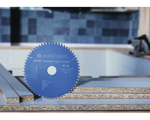 Pílový kotúč Bosch Expert Laminated Panel cordless na potiahnutých drevených doskách v dielni.