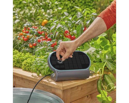 Zavlažovací počítač Gardena pre vyvýšené záhony so solárnym panelom a otočným gombíkom na jednoduché ovládanie v záhrade.