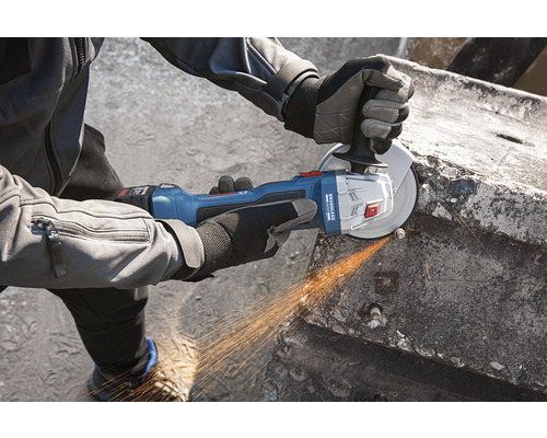 Osoba používa akumulátorovú uhlovú brúsku Bosch na brúsenie kovu.