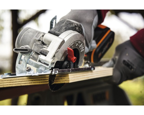 Akumulátorová ručná okružná píla reže drevenú dosku