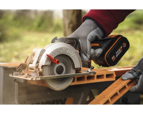 Píla Worx reže tehlu