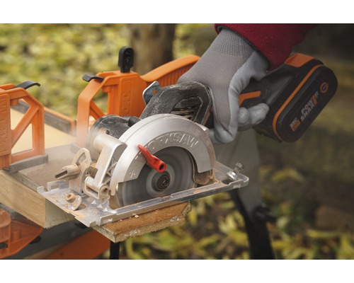 Akumulátorová okružná píla reže drevo