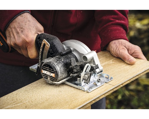 Osoba reže drevenú dosku ručnou okružnou pílou WORX.