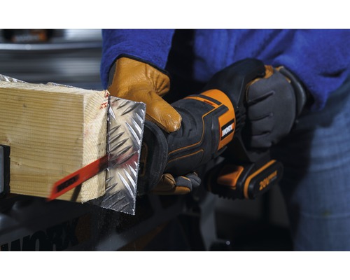 Osoba reže oscilačnou pílou kus dreva s kovovým obložením. Nástroj je od firmy Worx.