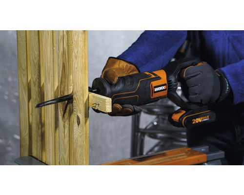 Akumulátorová šabľová píla pri rezaní dreva