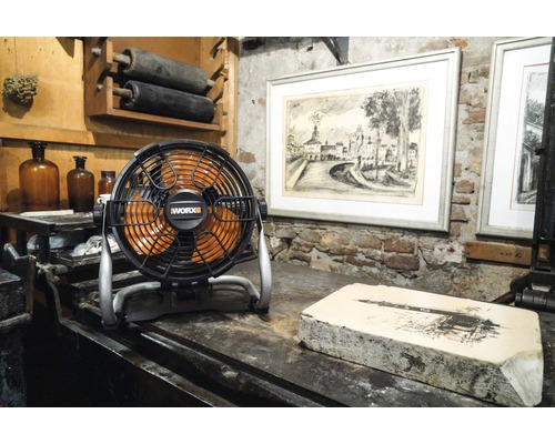 Logo Worx na stolnom ventilátore v dielni