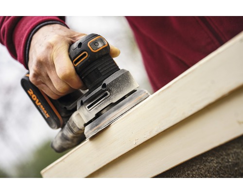 Akumulátorová vibračná brúska používaná na drevenom povrchu