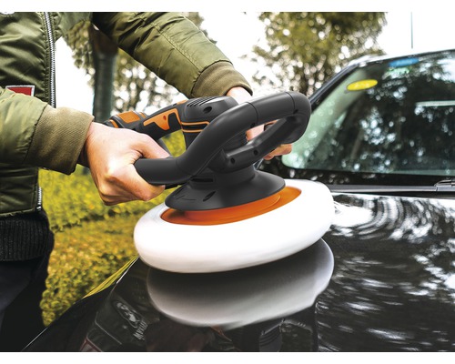 Osoba leští auto pomocou leštičky.