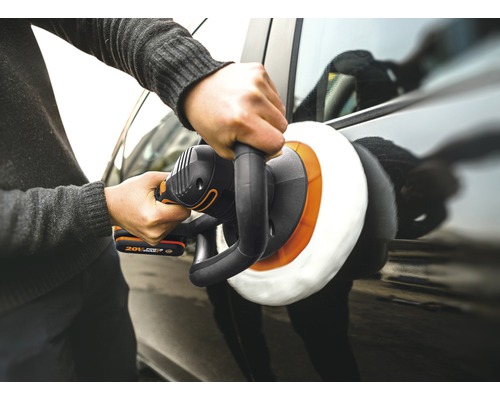 Osoba leští auto pomocou leštičky