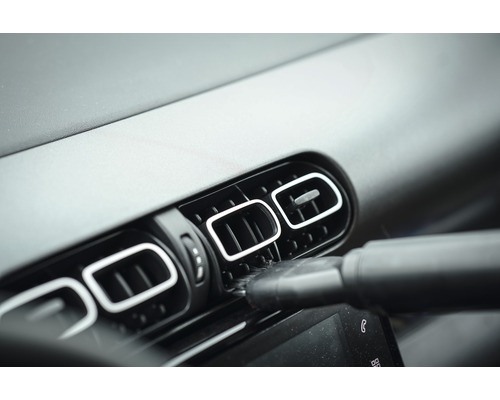 Čistenie ventilácie automobilu pomocou hubice vysávača