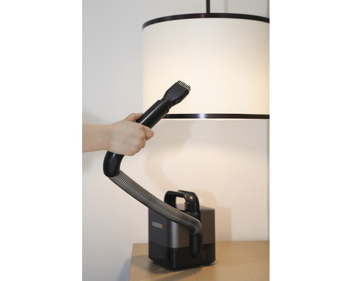 Vysávač s kefovým nadstavcom používaný na tienidle lampy