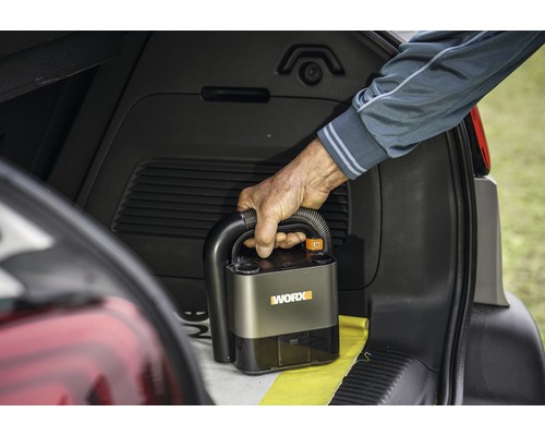Akumulátorový ručný vysávač WORX v kufri auta