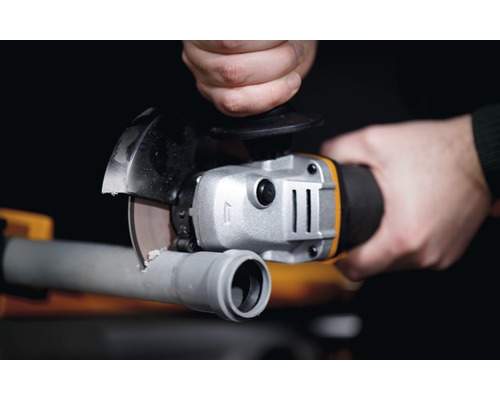 Rezačka rúr reže rúrku.