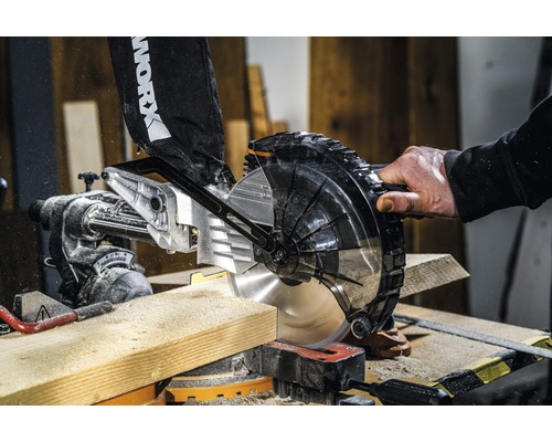 Pokosová píla reže kus dreva.