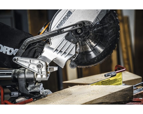 Pokosová píla reže kus dreva.