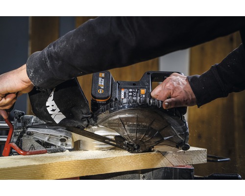 Akumulátorová pokosová píla reže kus dreva